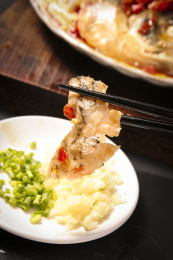 深底上的剁椒鱼头