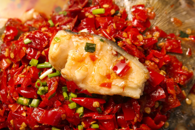 深底上的剁椒鱼头