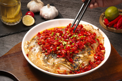 深底上的剁椒鱼头