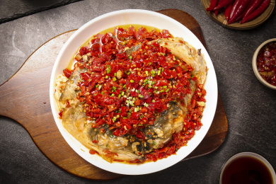 深底上的剁椒鱼头