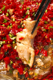 深底上的剁椒鱼头