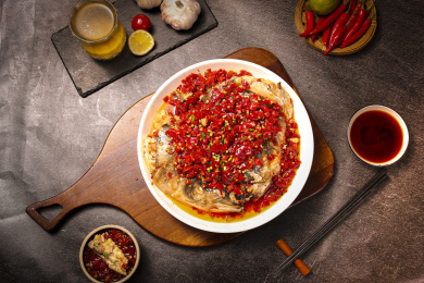 深底上的剁椒鱼头