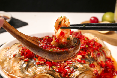 深底上的剁椒鱼头