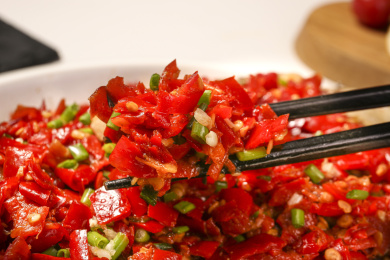 深底上的剁椒鱼头