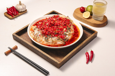 深底上的剁椒鱼头