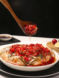 深底上的剁椒鱼头