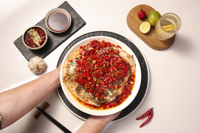 深底上的剁椒鱼头