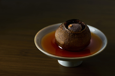 陶瓷茶器里析出茶汤的青柑普洱茶