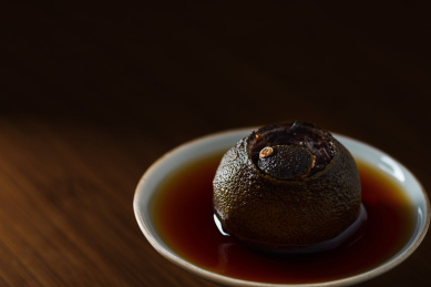 陶瓷茶器里析出茶汤的青柑普洱茶