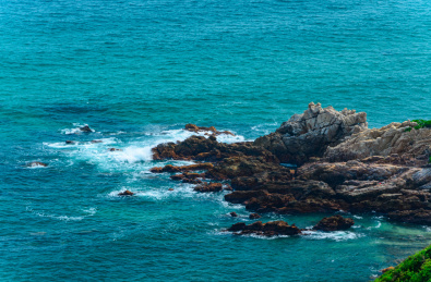 深圳大鹏新区东西涌海岸线穿越海景风光