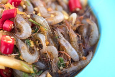 新鲜的生腌河虾特写盘子里