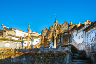 云南保山市腾冲市和顺古镇寸氏宗祠门口景观