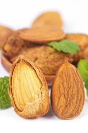 白底上的巴旦木