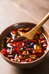 一碗气味芳香辣味浓郁的辣椒油