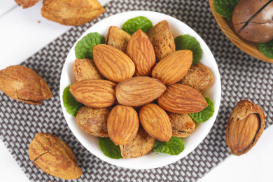 浅底上的巴旦木仁