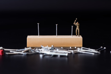 黑色背景上的维修工具