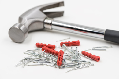 影棚拍摄一堆钉子锤子维修工具 