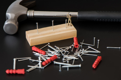 黑色背景上的维修工具