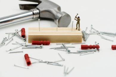 影棚拍摄一堆钉子锤子维修工具 