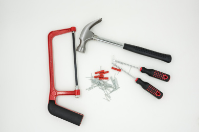 影棚拍摄一堆钉子锤子维修工具 