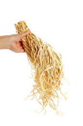 白底上的干萝卜条