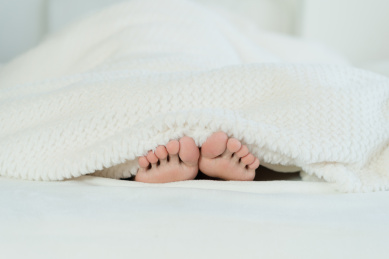 被窝里露出的脚