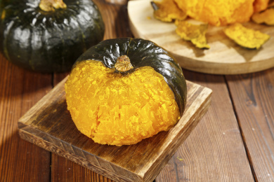 木板上放着的板栗南瓜