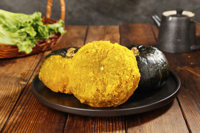 木底上放着一盘贝贝南瓜