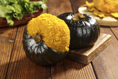 木板上放着的板栗南瓜