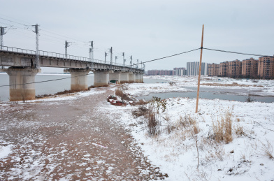 在白雪覆盖的陶家大湖中延伸的桥梁