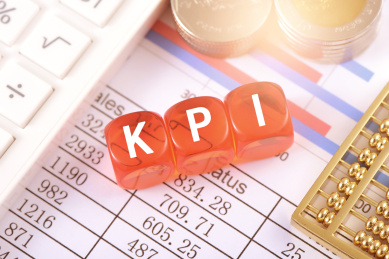 图表上的字母积木KPI，关键绩效指标;
