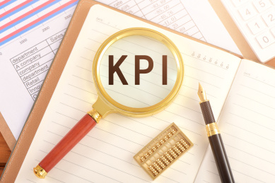 图表上的放大镜印着字母KPI，关键绩效指标