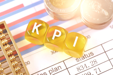 图表上的字母积木KPI，关键绩效指标;