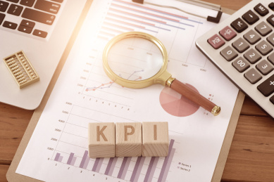 图表上的字母积木KPI，关键绩效指标;