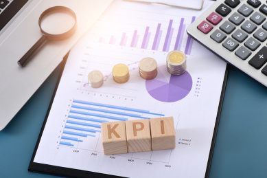 图表上的字母积木KPI，关键绩效指标;