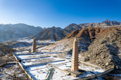 雪后宁夏贺兰山壮美风景，拜寺口双塔雪景