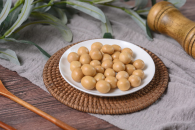 桌面上的盘子里的美味可口的鱼皮花生