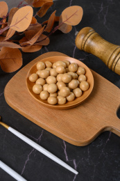 桌面上的盘子里的美味可口的鱼皮花生