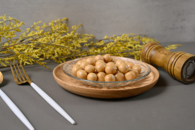 桌面上的盘子里的美味可口的鱼皮花生