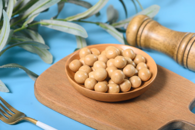 桌面上的盘子里的美味可口的鱼皮花生