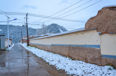 青海祁连卓尔山乡村清晨雪景自然风光
