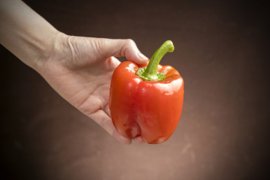 红色彩椒摆放在木桌面上特写