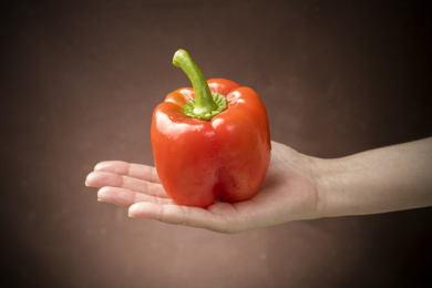 红色彩椒摆放在木桌面上特写