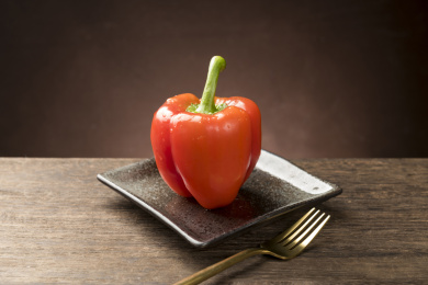 红色彩椒摆放在木桌面上特写