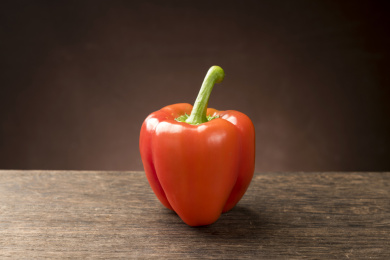 红色彩椒摆放在木桌面上特写