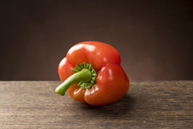 红色彩椒摆放在木桌面上特写