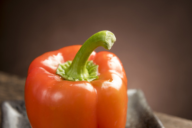 红色彩椒摆放在木桌面上特写