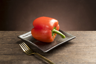 红色彩椒摆放在木桌面上特写