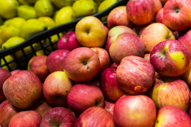 超市里货架上的水果