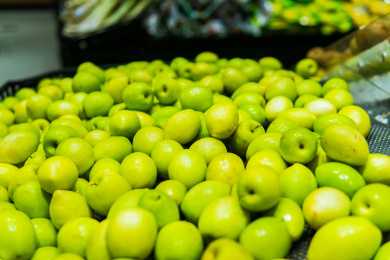 超市里货架上的水果